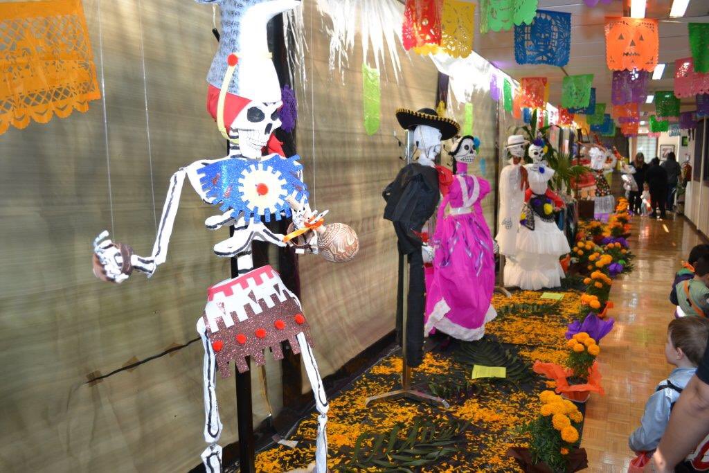 AlfonsoSarabiaG's tweet photo. #ConservarTradiciones. Siempre el recuerdo de nuestros muertos es una costumbre que une a la familia ASA. Disfrutemos estos festejos. https://t.co/BSvkmWxHMx