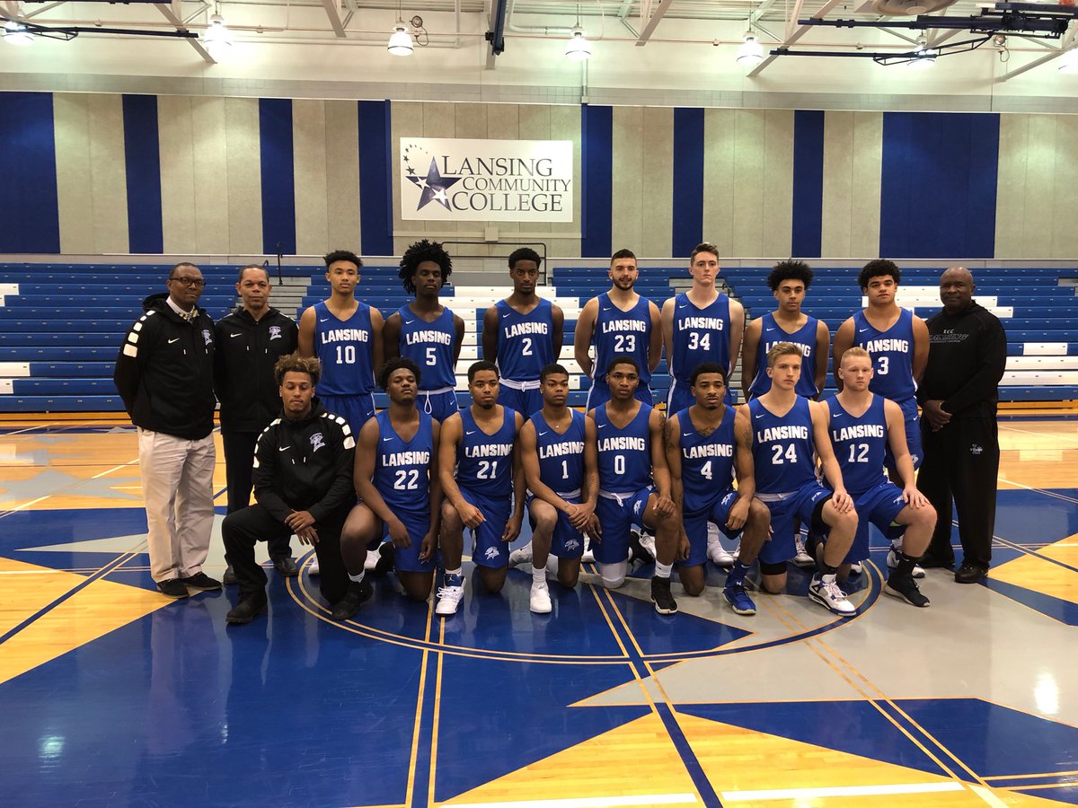artsyballer's tweet photo. LCC men's basketball squad https://t.co/vxureTQCVd