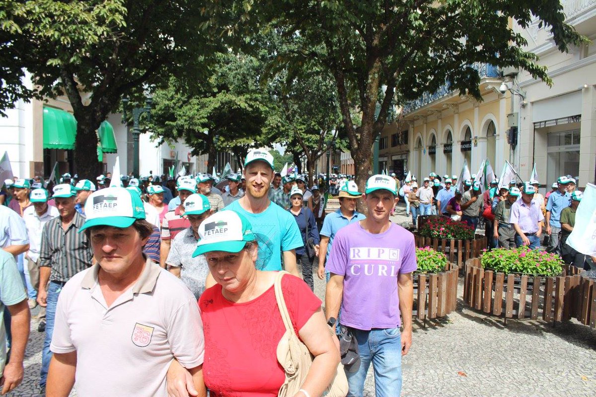 alexandrelealc1's tweet photo. #MSTTR | Representado pela FETAEP e STTRs filiados, organizou uma grande manifestação contra a Reforma da Previdência (PEC 287) no Paraná💪 https://t.co/g3ukTgMPB2