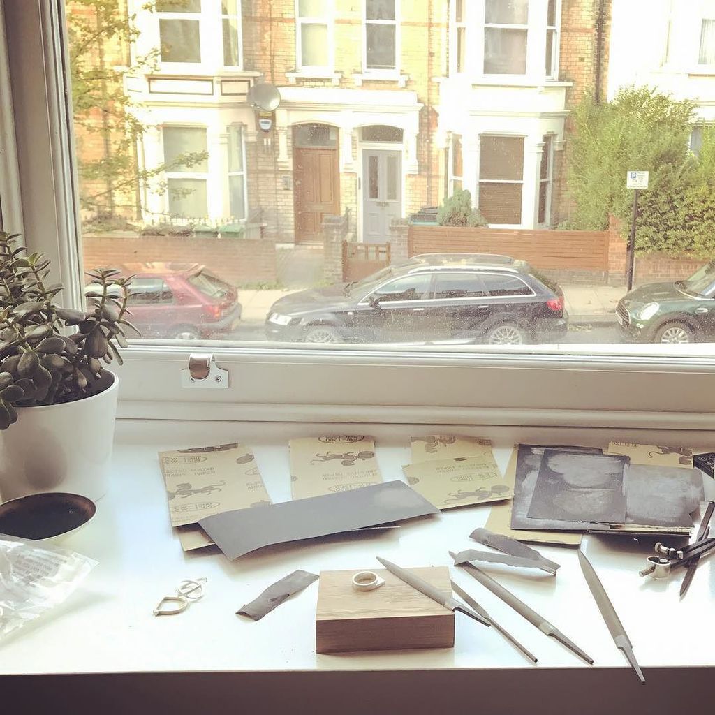 Super enjoyed working at my new window work bench last week
.
.
.
#jewellery #madeinlondon #silver #ring #maker #craftgotcool #worklife #je…