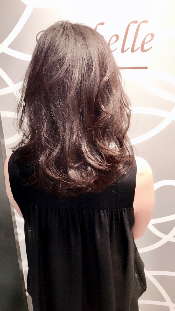 ミッシェル バイ アフロート 美容室 トップのふんわりボリュームは毛流れでつくりたいですね すきバサミで作ろうとするとツヤと手触り もちが悪くなると考えています トップのふんわり立ち上がり易いようにラウンドcカーブカットでカットしていきた