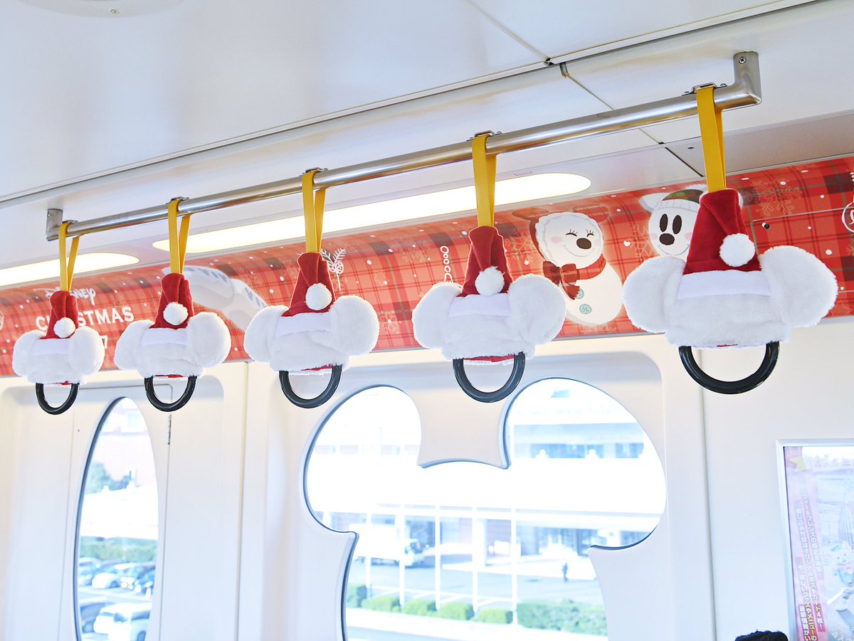 Mezzomikiのディズニーブログ ディズニーリゾートライナーがクリスマス仕様に 車内には雪だるまのキャラクタースノースノーがいっぱい ミッキーのつり革もサンタ帽をかぶってかわいい T Co Bfuupozltz