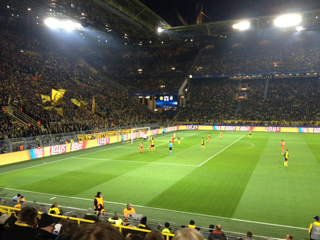 KlaverEU's tweet photo. Dat je dan zó dichtbij zit en dat ze dan zó spelen #BVBapo https://t.co/jik6FXE6VP