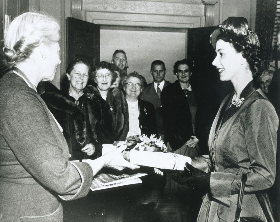 GWBooks's tweet image. Princess Elizabeth, the future Elizabeth II, of England visits Mount Vernon with Prince Philip #OTD in 1951 #VIPVisitors