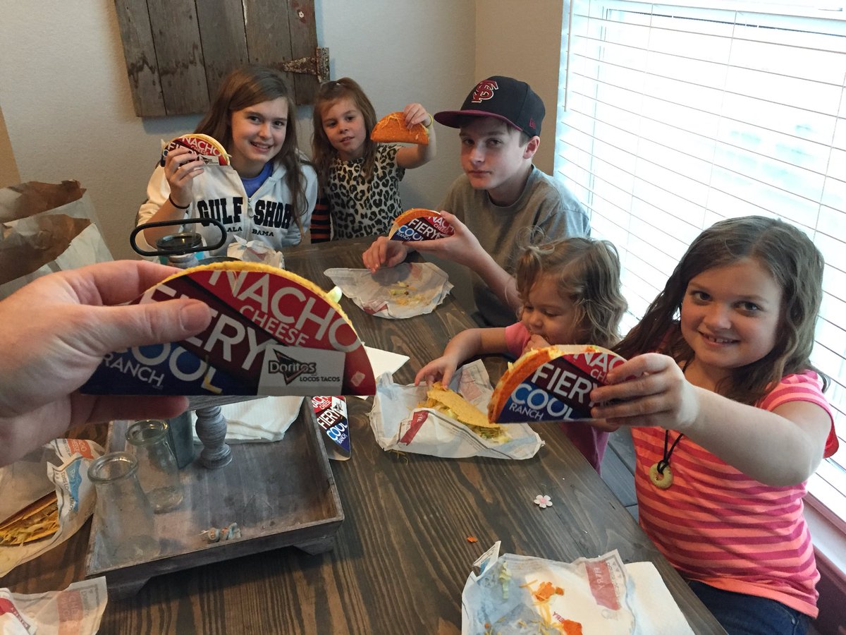 MickDavis24's tweet photo. Thx @CameronMaybin for #StealABaseStealATaco @tacobell #WSGame7 https://t.co/okR2nRA1nQ