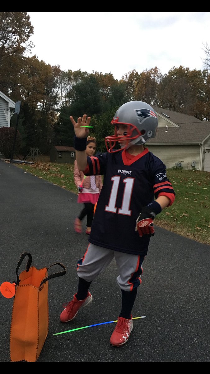 joshlastarza's tweet photo. Hey @Edelman11 how about an RT for my 6 year old Jake who despite being surround by GMEN @ home rolls with you and the Pats everyday! #SMH https://t.co/yHYaHiRtdW