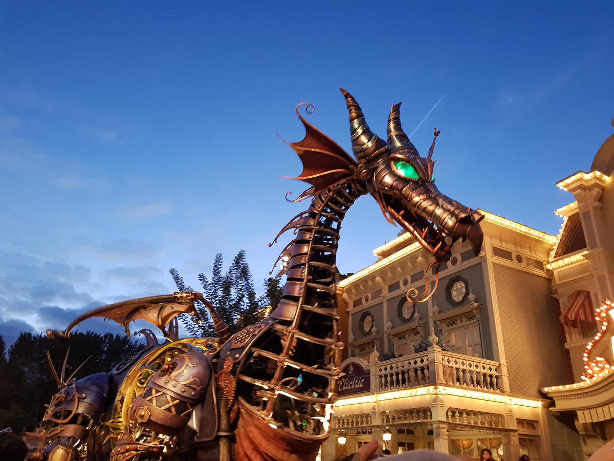 MakeWearPlay's tweet photo. Absolutely love the Maleficent Dragon in Stars on Parade. It impresses every single time 😍💜 #disneylandparis #dlp #dlpboo2 #maleficent https://t.co/ki6dX99Kwx