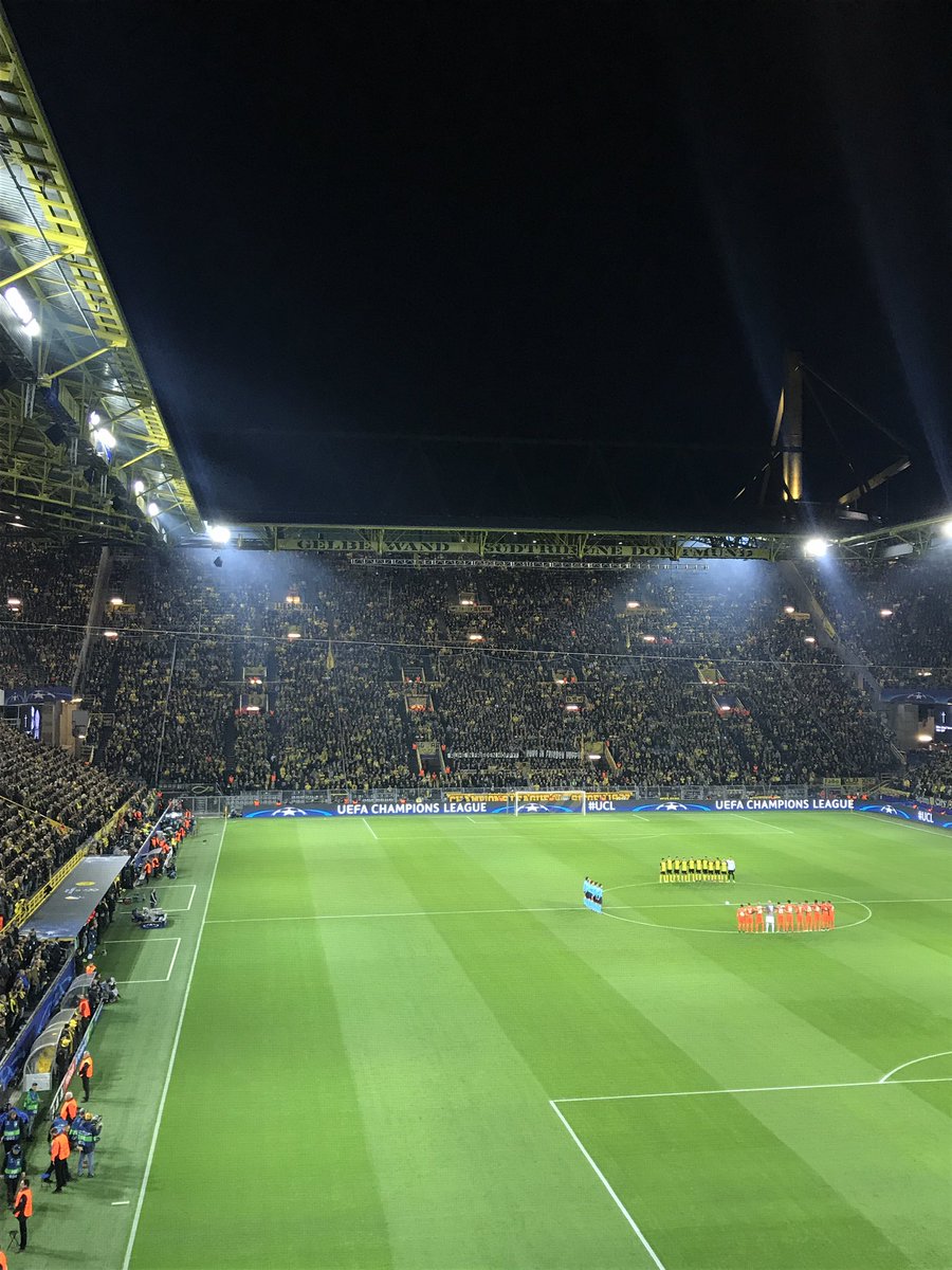 bjlukje's tweet photo. Een avond Champions League in Dortmund. Met de Gelbe Wand en een geniale steekpass van Kagawa. #bvbapo #dorapo #ucl https://t.co/ldimOVPpcl