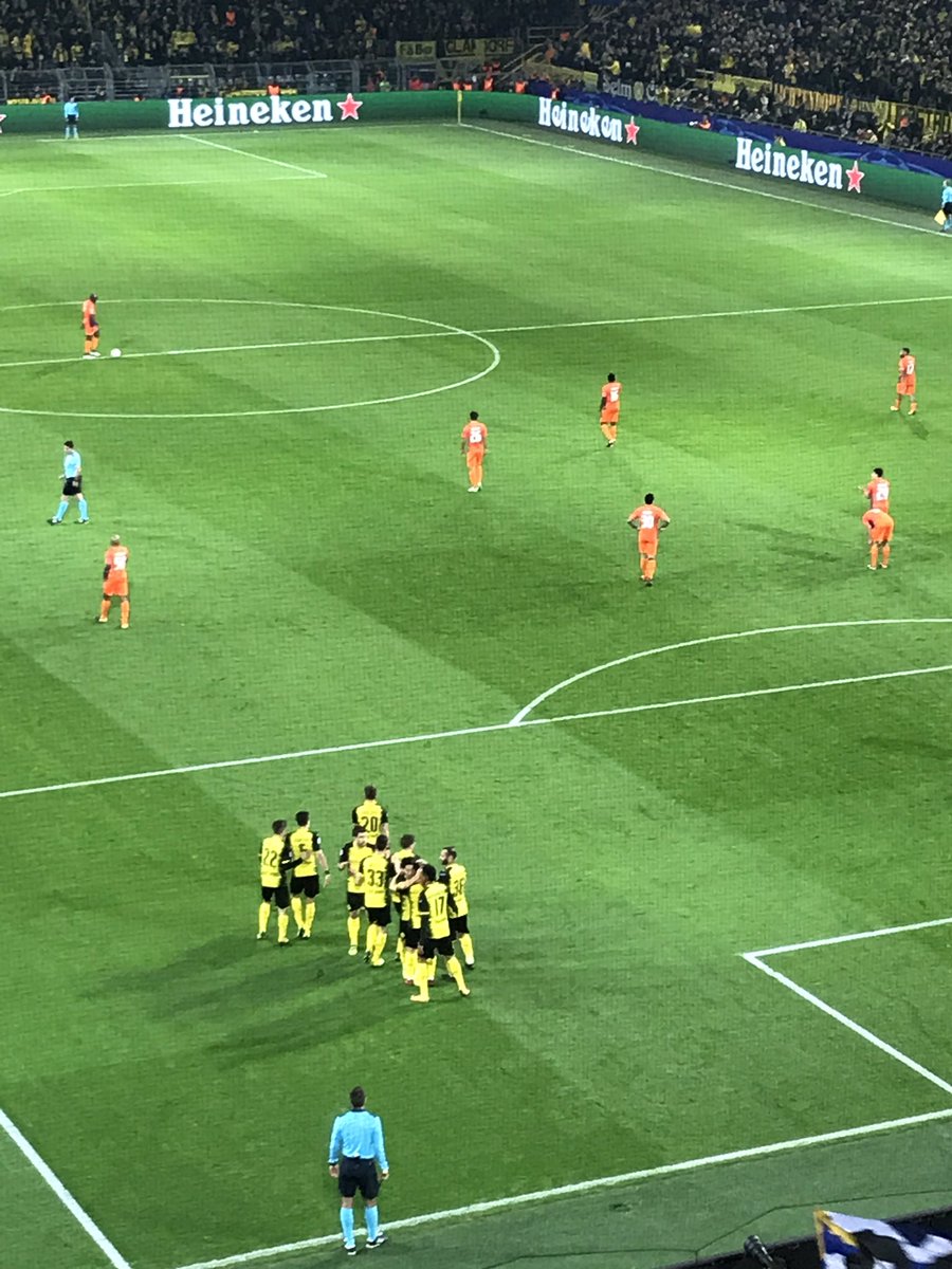 bjlukje's tweet photo. Een avond Champions League in Dortmund. Met de Gelbe Wand en een geniale steekpass van Kagawa. #bvbapo #dorapo #ucl https://t.co/ldimOVPpcl