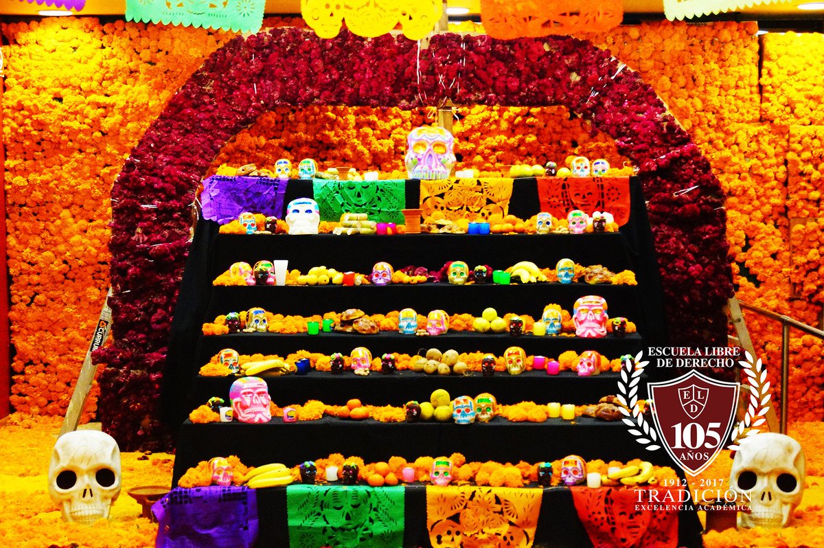 eld_oficial's tweet photo. #ELD 1 de noviembre de 2017, Ofrenda de la Sociedad de AlumnosELD. https://t.co/sPdvtJwEDF