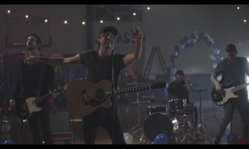 DontBoreUs's tweet image. All Time Low's new video is an important visual statement on the social state of the United States at the moment.

dontboreus.com.au/time-low-relea…