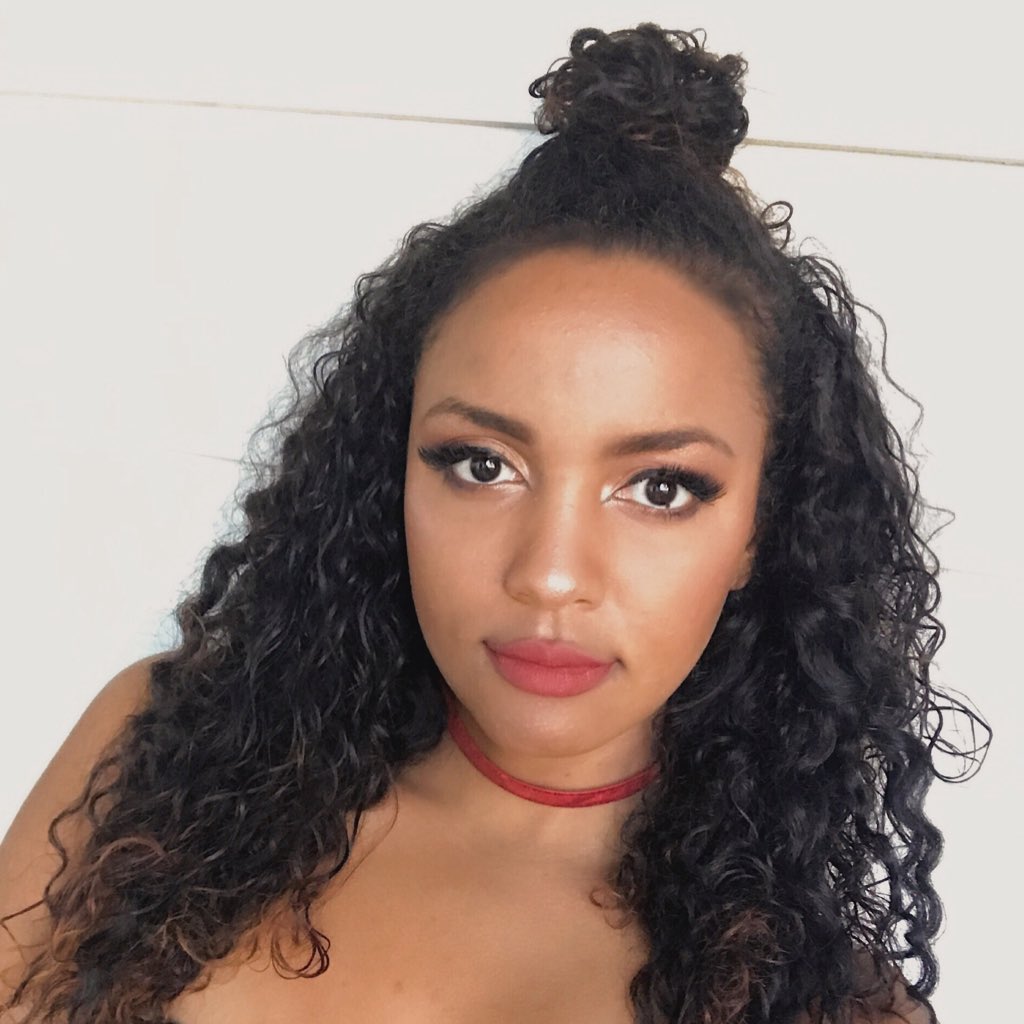 mixdgrlproblems's tweet photo. #AviContest winner is @ashjonesss! Shes Black &amp; White. #MGP? "No where are your parents really from??" #NewProfilePic https://t.co/Mn4RPsB00K