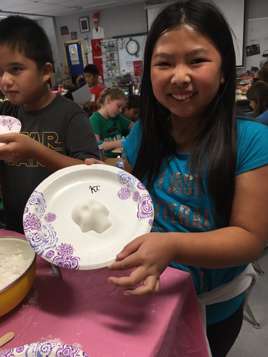 VannoyLibrary's tweet image. Cultural Education (México) - Día de Muertos is celebrated on Nov. 2nd.  Students in Metcalfe&apos;s learned how to make sugar skulls. #GoVannoy