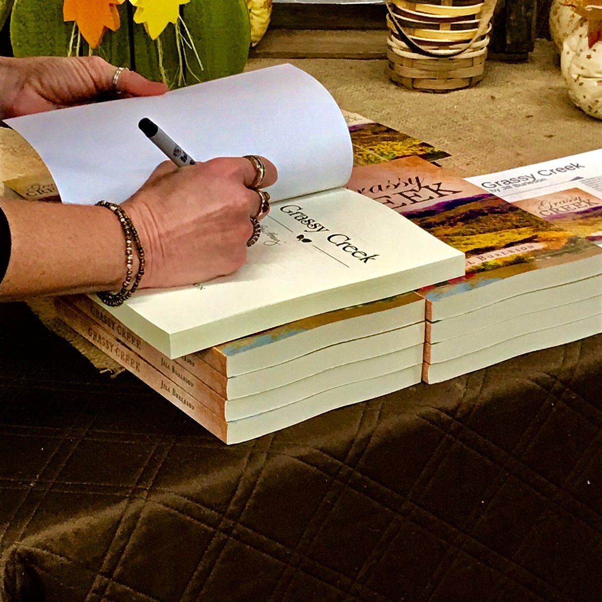 jill_runner's tweet photo. Meet me in downtown Burnsville NC Nov 10 from 4-7 pm at Burnsville Wine and.... will be signing copies of Grassy Creek! Come C Me! https://t.co/OfdwrPDsfb