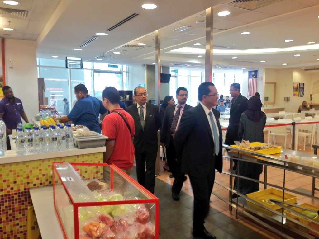 kpkt_gov's tweet photo. Selepas menyampaikan Mesej Integriti kpd warga KPKT, YBhg. Dato’ Sri Haji @DMM064 melakukan pemantauan di cafe KPKT. https://t.co/AkwlHlNnug
