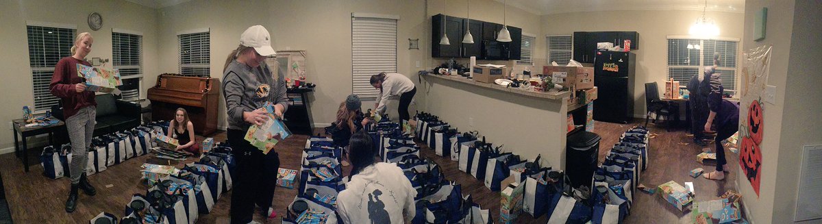 MizClubWFrisbee's tweet photo. Look at all these bags. #MLC2017 https://t.co/pOTdEMfYVc