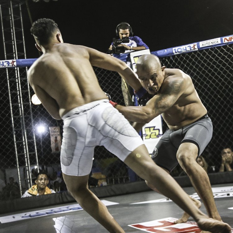 NFCMMAni's tweet photo. #NFC40 El capitalino Oscar "Puya" Carranza se hizo notar durante su debut venciendo por TKO en solo 1:13 minutos del Round 1. #MMANicaragua https://t.co/MV29hAY9iG