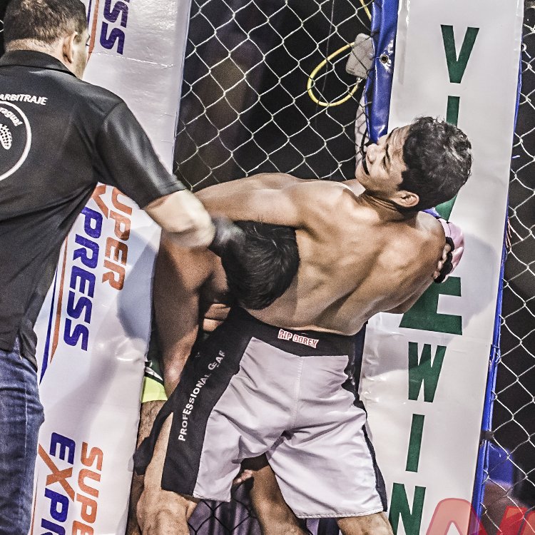 NFCMMAni's tweet photo. #NFC40 El joven Jorge Bermudez se apuntó su segunda victoria en su carrera venciendo por Sumisión (Guillotina) en 55 segundos del Round 1. https://t.co/myC7awJRWT