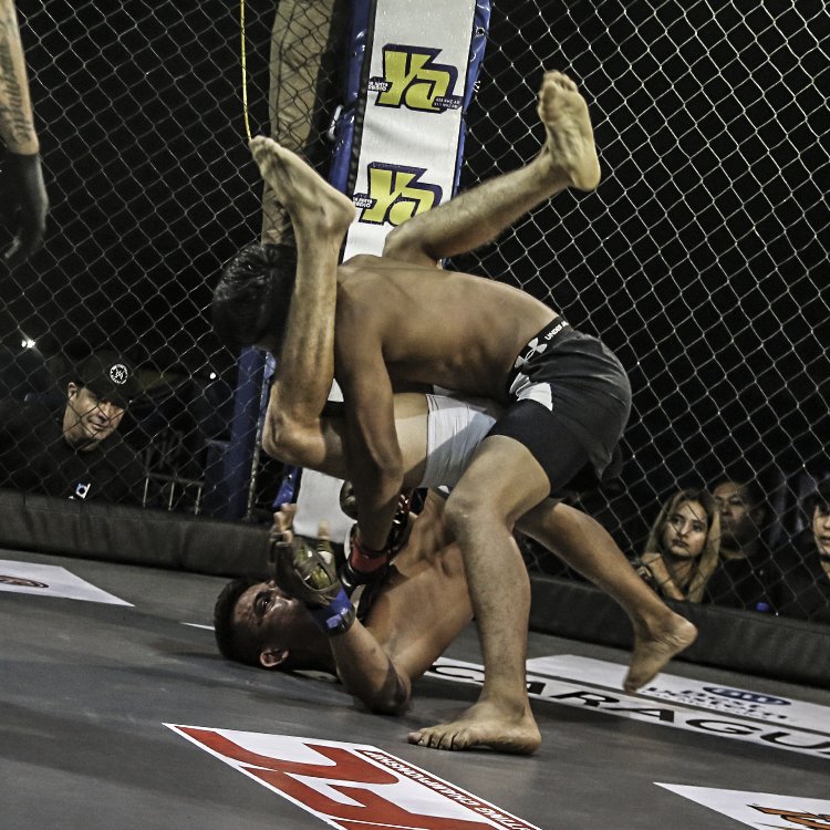 NFCMMAni's tweet photo. #NFC40 Francisco Davila se convirtió en el 'Contendiente #1' al Campeonato Peso Mosca AMA, venciendo por Triángulo a Ernesto Saenz. https://t.co/SSjXcbWm6Y