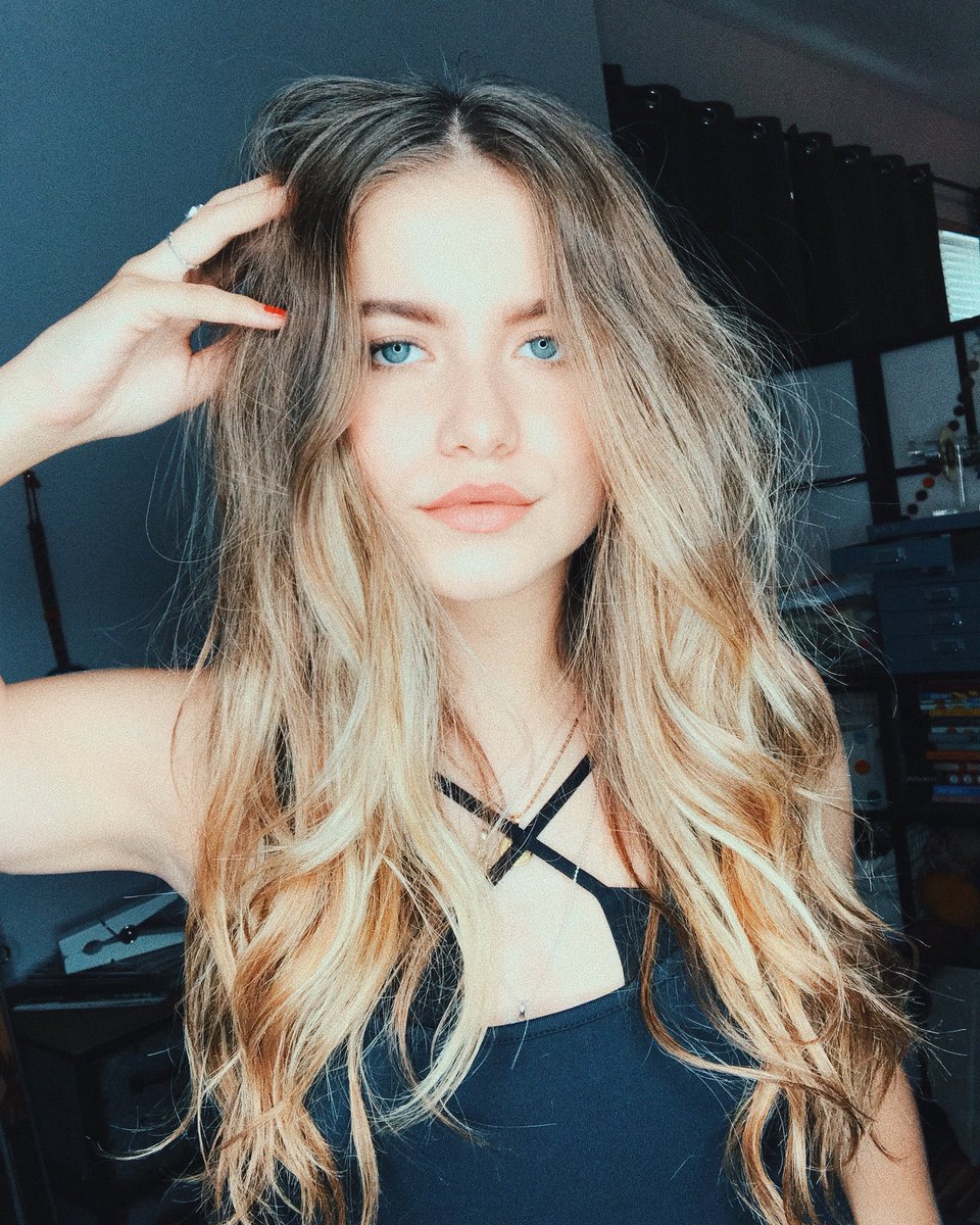 sofiareyes's tweet photo. Me compré luz nueva para fotos y estoy estrenando.. 👅 les gusta? // Bought a new light for pics and I’m using it for the first time.. like?💡 https://t.co/blhcHJe6Ks
