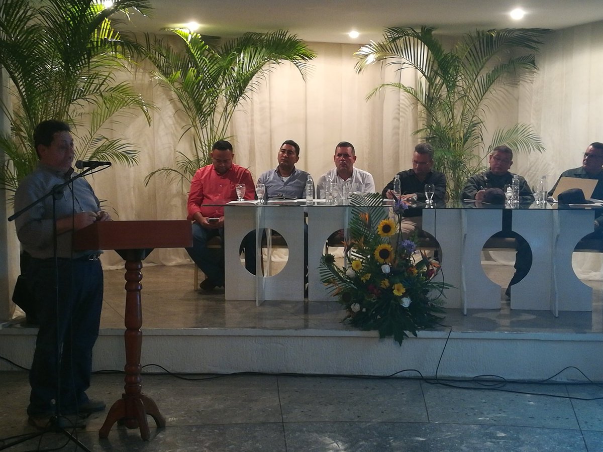 rafaelcalles's tweet photo. Hoy sostuvimos un encuentro con el sector agroindustrial para conocer las propuestas y plantear nuestros primeros proyectos @NicolasMaduro https://t.co/Z1qmozdNwN