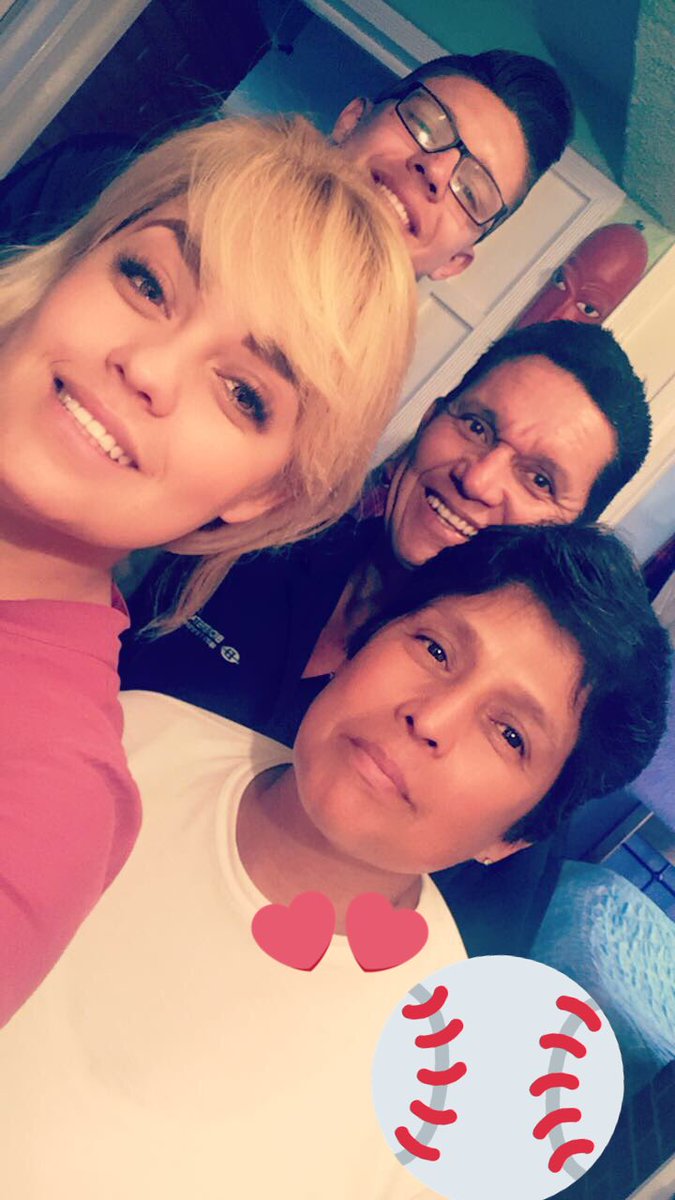 Edna_Adele's tweet photo. #MLBxFox viendo el rey de los deportes ❤️😏🍕🍺⚾️ https://t.co/cHjcdmK8oR