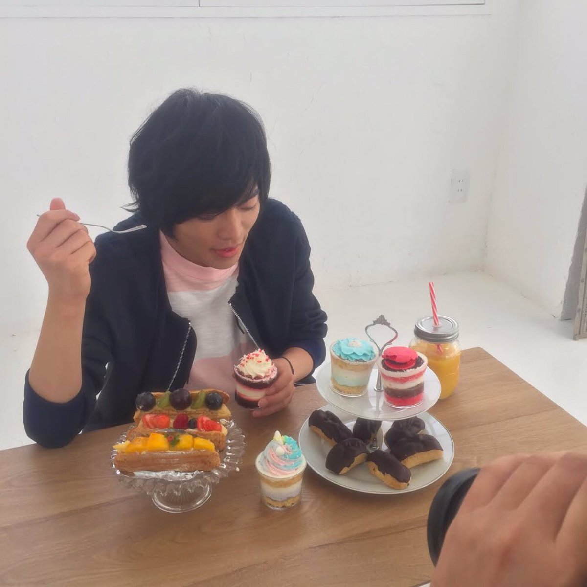 ジュノン編集部 プラチナ Junon Ar Twitter おかげさまで大好評の声優junon Vol 6 もうお手にとっていただけましたか 写真は堀江瞬さんのオフショット かわいすぎなスイーツ男子です 明日からの三連休のお供に ぜひ