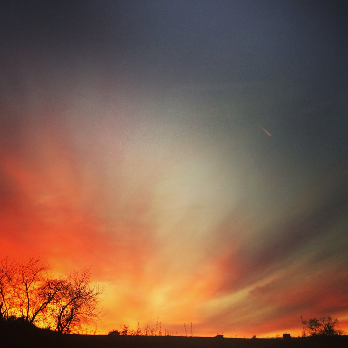 aloejaney's tweet photo. What do you reckon to this one @DESCOLEMAN ? Last nights sky over #herefordshire @ITVCentral #ILoveSkies https://t.co/AOZ2iKw4qI