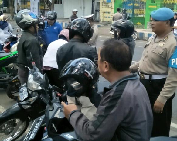 semeton news Dua Hari Operasi Zebra, Puluhan Pengendara Di Wilayah Genteng Terjaring Razia dlvr.it/PypdmY semeton