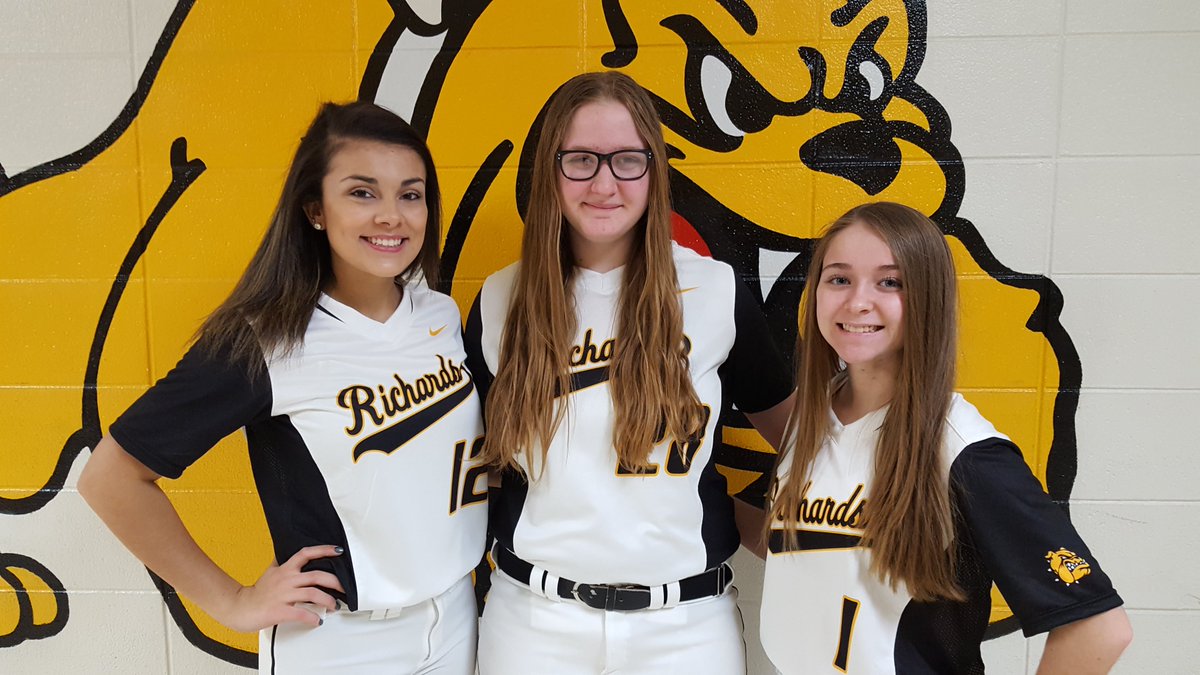 GOBULLDOGS_SB's tweet photo. A Bulldog shout to Kayla,Ana&Anna for reppin SB at Open House! Mikalya,Izzy, stopped by & Katie&Allie volunteered #leaderson&offdiamond https://t.co/RSrKdbPCTn