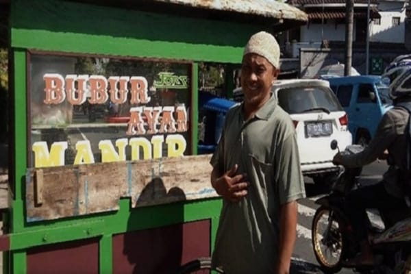 Bisniscom's tweet photo. Agus Sutriyono, Pedagang Bubur Salatiga Gratiskan Dagangan Setiap Jumat https://t.co/YMk2z2olDc https://t.co/XHysUEFimf