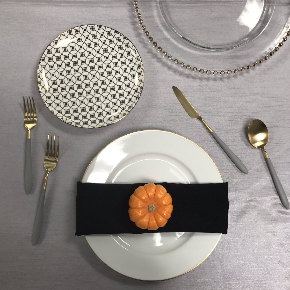 emsky87's tweet photo. Deconstructed holiday tablescape.. Thanksgiving, anyone?? @Event_Haus #tablescape #holidaytabletop #tabletop #thanksgiving #decor https://t.co/DBesjXyb3d