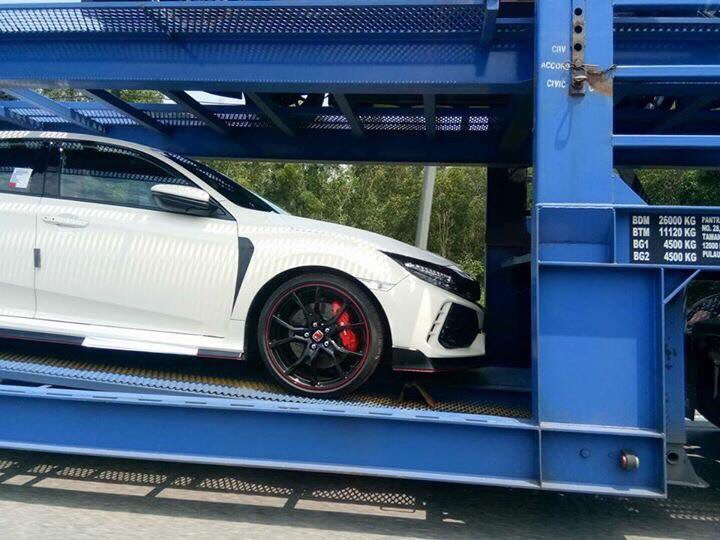 malayahonda's tweet image. masuk dah wey honda civic type R aka FK8 2017😍💦💦💦. 😩 patah tulang rusuk laa mcnmnie, 🤤 dah boleh booking harga sekitar rm280k ~rm320k jee