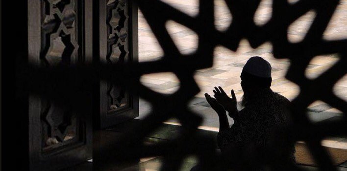 هب أن شكوايَ لا مخلوقَ يسمعُها
أليس لي في الدُّجى ربٌّ أناجيهِ؟
#فواز_اللعبون