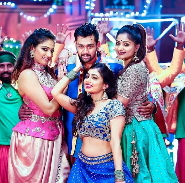Virutm19's tweet photo. @VaishaliDeepak bharjari movie I see two times in davangere at ashoka theatre with my friend ur incconcent, cute smile acting super ri 😁😍💝👌👌 https://t.co/YFGVnSkidS