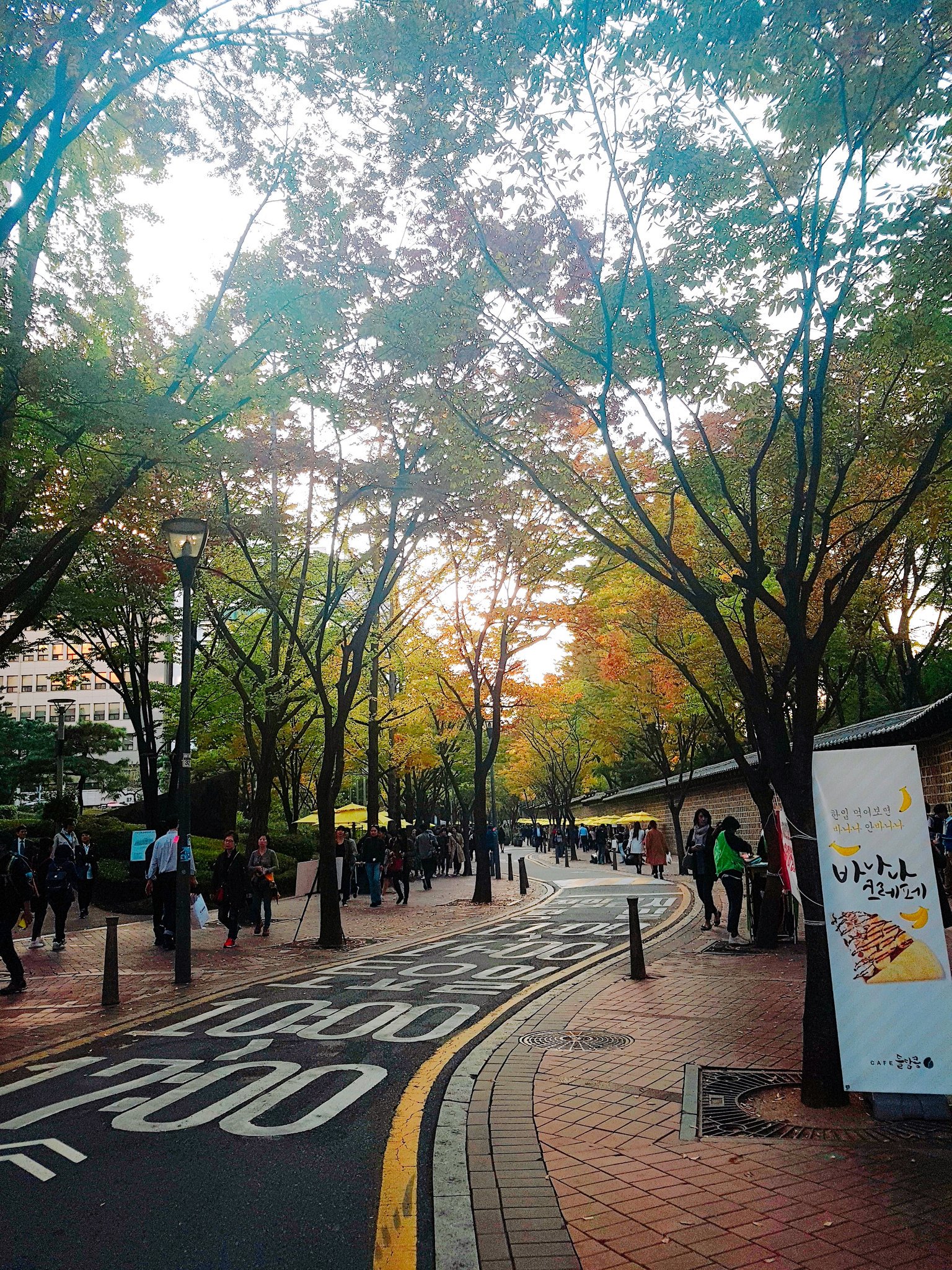 Grevin Seoul Museum Twitterissa ソウルの秋 １０月末になり ソウル も 紅葉 が少しずつ始まっており 当館の屋上からも綺麗な景色が見えるようになりました 当館から徒歩１０分圏内にある トクスグン でも紅葉の素敵な景色を堪能することができますよ