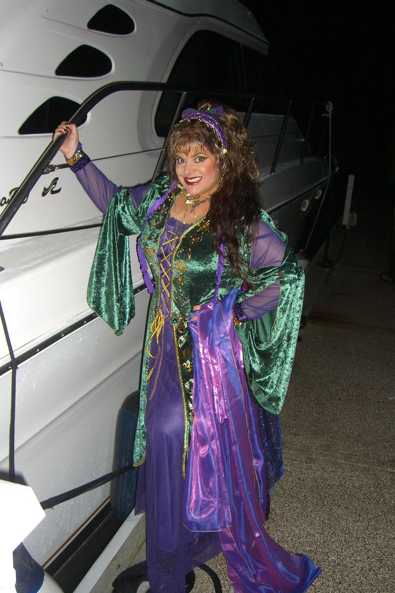 SorayaAgency's tweet photo. Another fun colorful #HolidayMagic pic by Dr. Rob to share from Saturday with my #art #sea loving friends: @MeditDancer @GPBGeorge @DRomanod25 @DragonsPulpit @GothicNet @oneatlantic #greenvelvet #MerGoth #seafaringdancer #purplemetallic #BayGoth #boating #Margate @SeaRayBoat https://t.co/hfr9D3qYgg