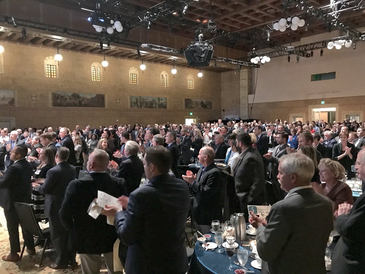 PDX_BizAlliance's tweet photo. A well deserved standing “O” for Debbie Kitchin, our 2017 William S. Naito Outstanding Service Award winner #bizleaders17 #WonderWomanDeb https://t.co/qEbsPJnzfL