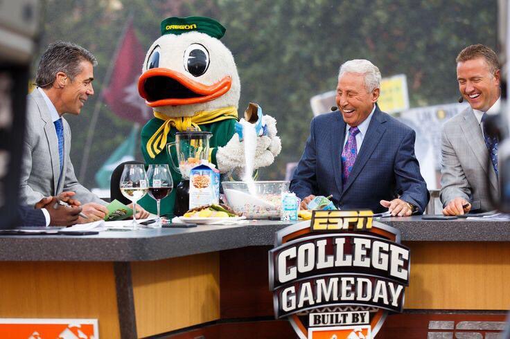 coreydu's tweet photo. #NeverForget #Duckade #ScoDucks #BeatTheFuskies @oregonfootball @AutzenStudents @OregonPitCrew 🦆> 🐕 https://t.co/DQ2aezcowD
