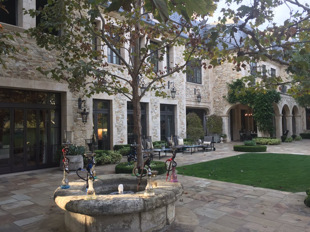 socalhookahs's tweet photo. kick back and socalhookahs will make it a better night!   #private_events #hookahcatering #beverlyhills#luxuryliving #socalhookahscatering https://t.co/fZqKUS5kX2