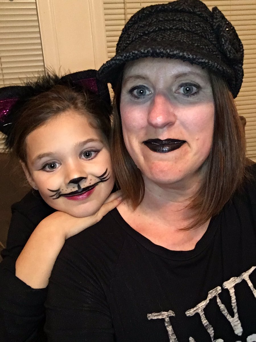 Knahorn's tweet photo. Found the cutest kitty last night  ❤️ https://t.co/ro2sQXGkM8