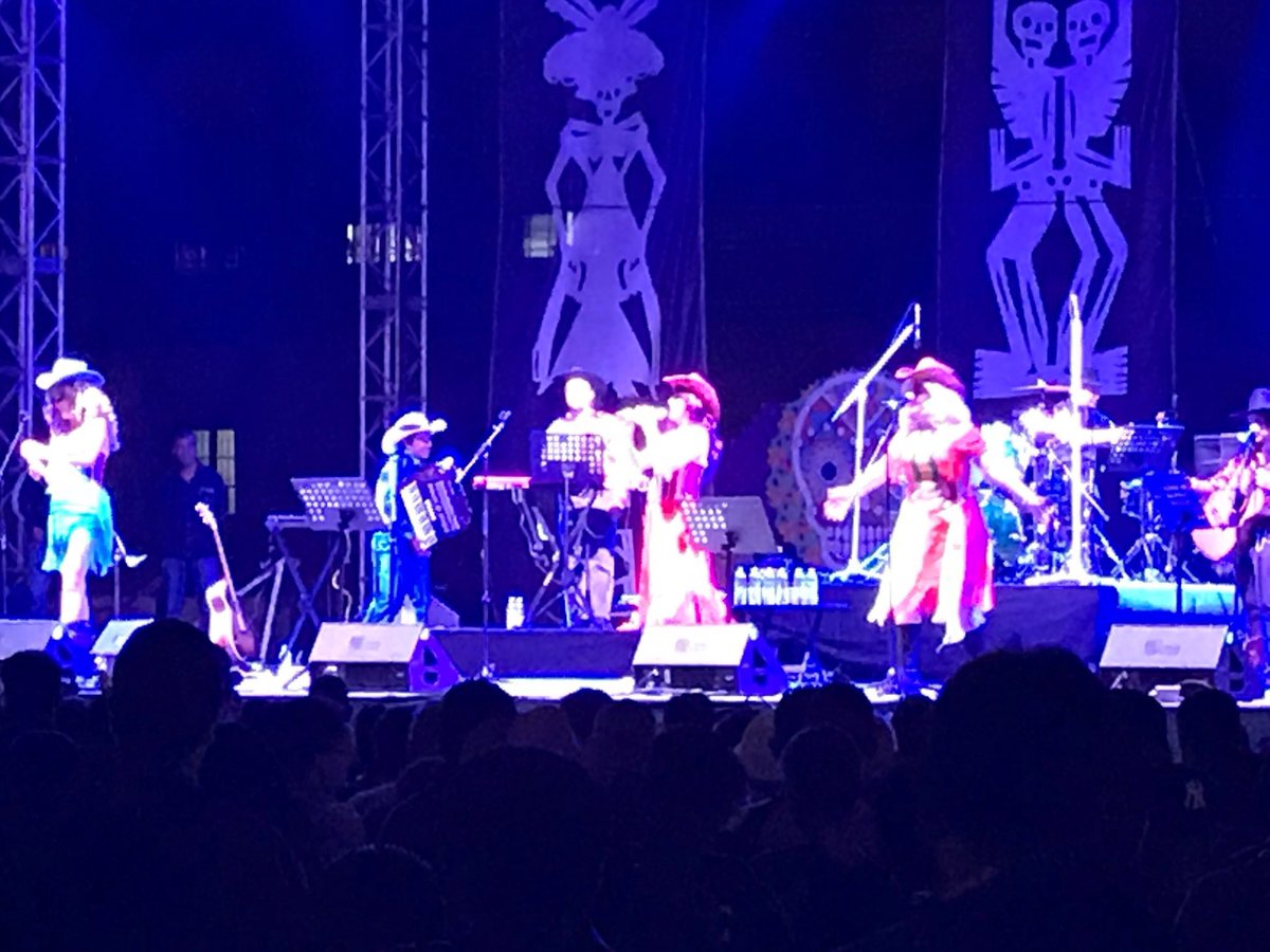 marisolgase's tweet photo. Gracias por esta maravillosa función en el #Zócalo donde reinó la libertad de expresión! Viva la #CDMX #Recodas @lasreinaschulas https://t.co/526gtY2HLd