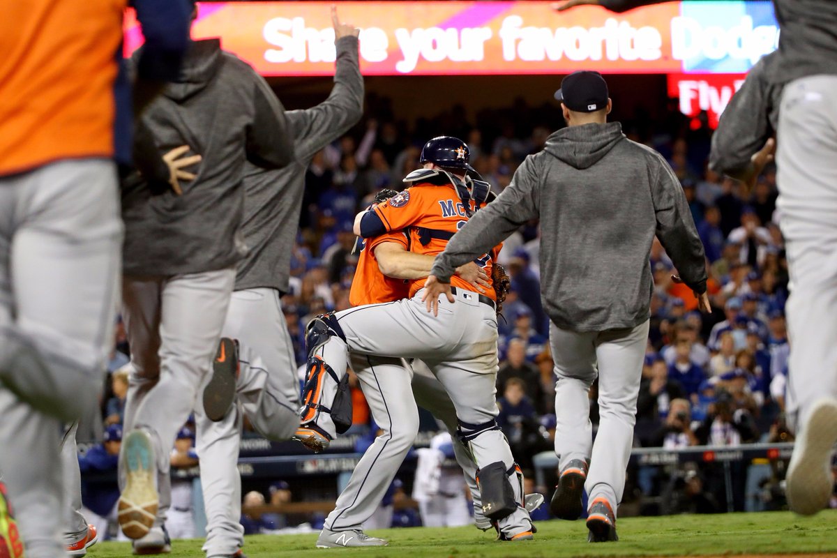 BleacherReport's tweet photo. CHAMPIONS 🏆

#WorldSeries https://t.co/hJa5SUS7ev