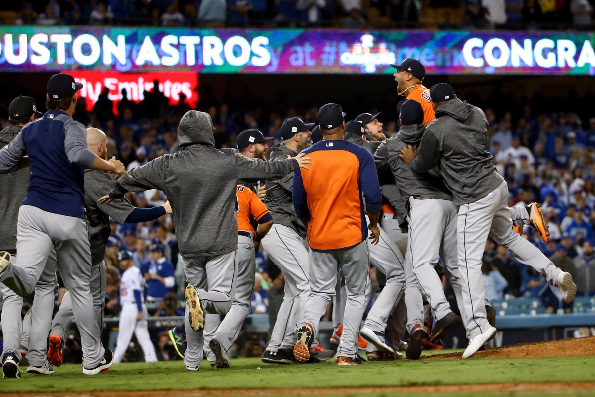 BleacherReport's tweet photo. CHAMPIONS 🏆

#WorldSeries https://t.co/hJa5SUS7ev