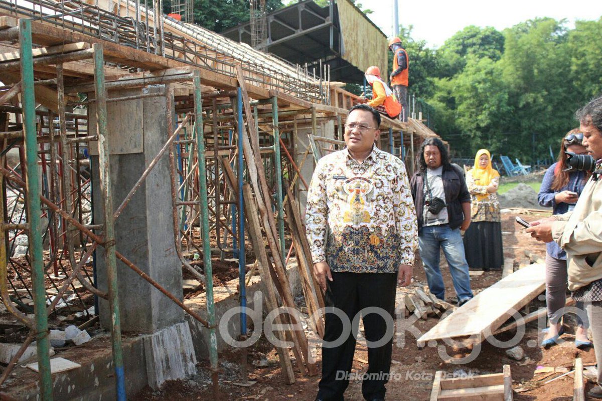 Wakil Wali Kota Depok, <a href="/Bang_Pradi/">Pradi Supriatna</a> tinjau langsung proses pembangunan Stadion Merpati (02/11/2017).