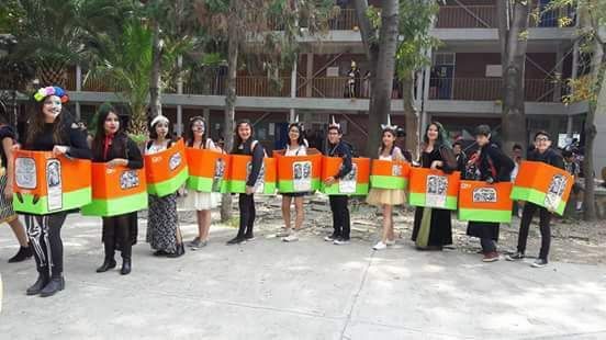 MetroCDMX's tweet photo. Agradecemos a las y los alumnos de la Escuela Nacional Preparatoria 5 de la UNAM, por compartirnos su disfraz en este día. 🚇👌 https://t.co/KMUPqzGpXA
