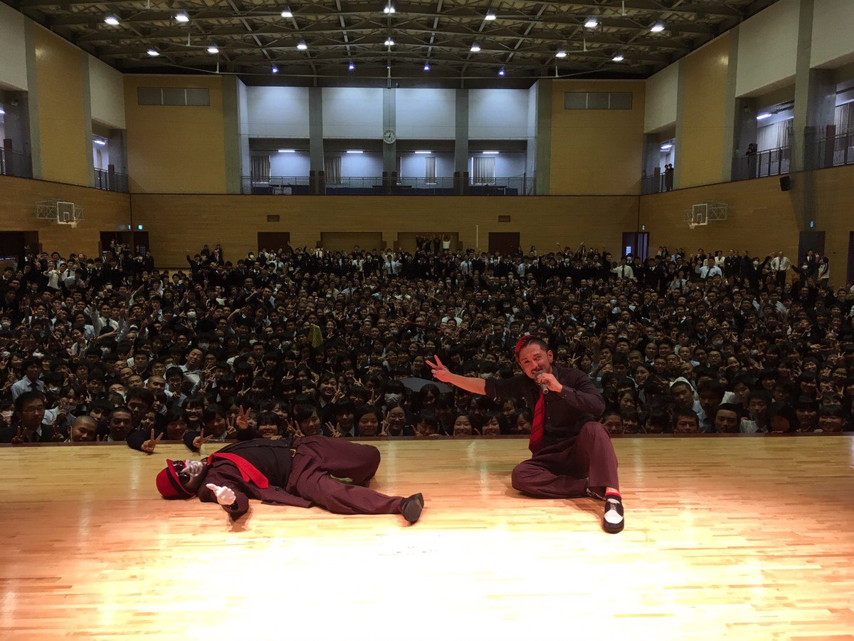 Papa04200422's tweet photo. 本日はナニコレ？劇団、マリオの母校である文徳高校にサプライズゲストとして出演させてていただきました😃‼️

生徒の8割近くが僕らの事を知っていてくれて本当に嬉しいの一言です😊🎶

今年、1番の盛り上がりだったと思います😄🎶

文徳最高👍🎶🎶

#文徳高校
#ナニコレ？劇団 https://t.co/GGMx8PkvMF