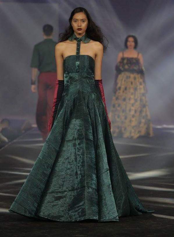 FuentesManila's tweet photo. A showstopping haute couture collection by fashion designer #JoeySamson at the Red Charity Gala 2017. #RedCharityGala2017 #RedCharity https://t.co/kGtbsKTxLf