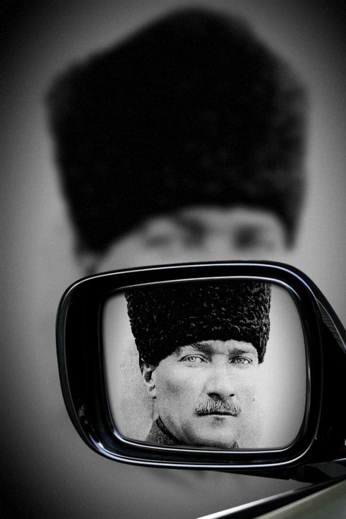 ONU BAŞKA YERDE ARAMA
AYNAYA BAK GÖRECEKSİN
#HepimizMustafaKemaliz
#TekLiderimATATÜRK
#ATATÜRKİYE