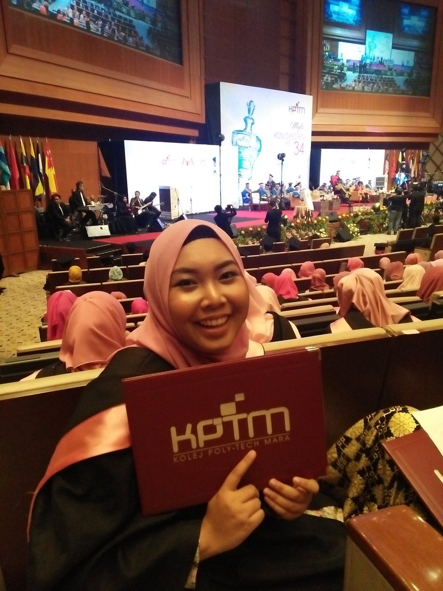 ErahSyahirah's tweet photo. Officially graduated 🎉🎈🎓 
#throwback  #kptmkotabharu #nursing https://t.co/jp3FhRWHYi